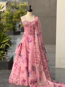 Blusa de organza Gmy con bordado de diseñador y lentejuelas, con lehenga estampada digitalmente y conjunto de dupatta estampado digitalmente. - Product Image 6