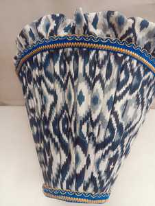 Pantalla de lámpara con volantes de tela Ikat hecha a mano, azul y blanca, con forma de campana, con ribete con volantes, con portalámparas E27 y base de alambre de hierro lisa. - Product Image 5