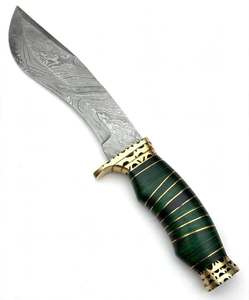 Couteau de terrain utilitaire artisanal en acier Damas recourbé, manche empilé en micarta vert, garde en laiton - Product Image 3