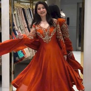 Conjunto de Vestido Anarkali Romano Premium con Bordado de Cuentas Cutdana, Borlas, Copas, Encaje en Cuatro Lados, Dupatta, Palazzo, Largo hasta el Suelo, Corte Holgado - Product Image 1