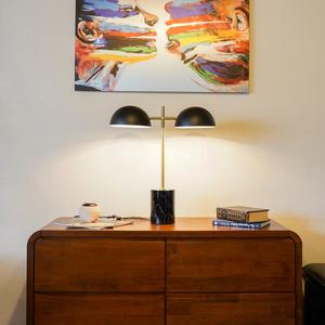 Lampe de table en laiton de style hôtel de luxe avec base design et finition haut de gamme - Product Image 1