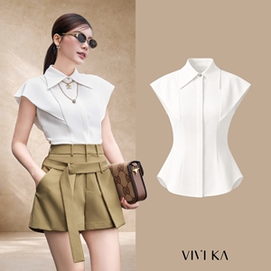 เสื้อเชิ้ตแขนสั้นสีขาวสำหรับผู้หญิง คอปกแบบอสมมาตร ผ้าป๊อปลิน ทรงลำลอง สีพื้น กระดุมติด ระบายอากาศได้ดี MADGE - Product Image 1