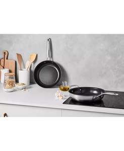 2 pc antiaderente in acciaio inossidabile essenziale. Set di Frypan | Le Creuset - Product Image 4