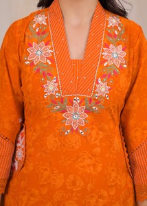 Ensemble de costume en coton orange de qualité supérieure avec imprimé numérique, bordure florale brodée sur le col, kurta, pantalon et dupatta pour femmes - Product Image 3