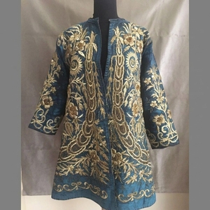 Chaqueta de terciopelo bordada a mano para mujer, abrigo étnico con hilo dorado floral, vestimenta de iglesia bordada - Product Image 5