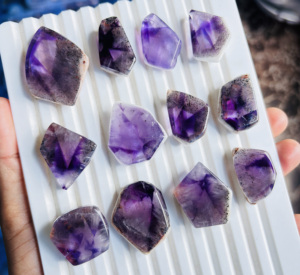 Tranches d'améthyste naturelles de qualité supérieure, faites à la main, avec druse de cristal, cabochons en améthyste, pierres précieuses en vrac de haute qualité pour la fabrication de bijoux - Product Image 4