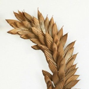 Corona de laurel moderna con dos ramas entrelazadas elaborada con hojas metálicas puntiagudas en un acabado bronce antiguo cálido - Product Image 6