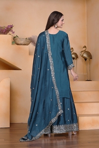 Ensemble trois pièces pour femme en soie Chinon avec motif à sequins, comprenant un Kameez court, un pantalon Plazo à jambes larges et un foulard long, entièrement cousu - Product Image 6