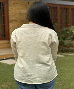 Haut décontracté moderne en coton Khadi avec broderie Butta dessinée à la main, en stock, prix de gros, vêtement ethnique blanc et rouge - Product Image 4