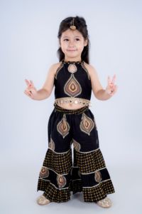 ชุดคุर्ติและชาราร่าผ้าฝ้ายสีดำแบบดั้งเดิมสำหรับเด็กผู้หญิง พร้อมงานปัก สำหรับเทศกาลดีวาลี สไตล์อินเดีย-ปากีสถาน ความยาวระดับข้อเท้า ทรงหลวม - Product Image 1