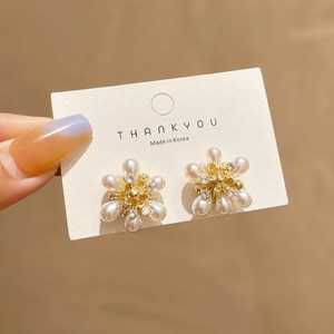Pendientes Coreanos con Perlas, Mariposas y Tulipanes a Precio de Mayoreo - Product Image 1