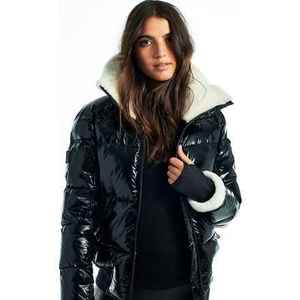 Chaqueta acolchada de invierno para mujer, fabricada en Pakistán, de tela brillante color negro azabache, con cuello alto y diseño personalizado. - Product Image 4