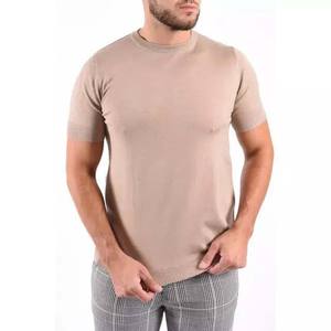 เสื้อยืดแขนสั้นคอกลมสีเบจสำหรับผู้ชาย ทรงเข้ารูป สไตล์ลำลอง สีพื้น ผ้าฝ้ายเจอร์ซีย์ ระบายอากาศได้ดี - Product Image 1
