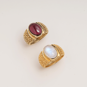 Bague Statement Grenat en Laiton Plaqué Or Faite à la Main, Bande Texturée, Sertissage Clos, Design Audacieux, Bijou Unisexe, Cadeau de Luxe pour Femme - Product Image 6