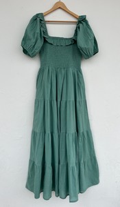 Robe longue d'été en coton vert sauge pour femme, avec corsage smocké, col carré à volants et manches bouffantes à volants superposés - Product Image 4