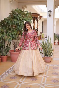 Lehenga Choli traditionnel pour femmes avec Kurti long brodé - Product Image 3