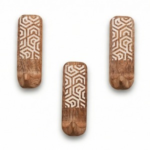 Perchas de Madera de Lujo al por Mayor, Personalizables con la Marca del Hotel, Acabado Laca Suave, Gancho Cromado Resistente - Product Image 3