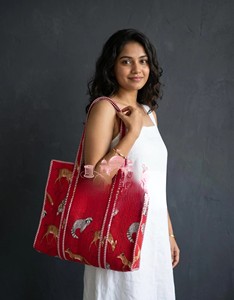 Bolso Tote de Algodón Acolchado Rojo de Alta Calidad Hecho a Mano para Mujer con Cremallera, Estampados de Vida Silvestre, Asas Rayadas, Ecológico y Espacioso - Product Image 1