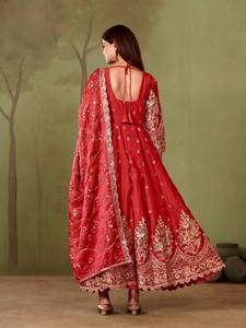 Robe Anarkali traditionnelle en soie rouge avec dupatta brodé, longue jusqu'au sol, pour femmes, tenue de mariage, style Inde Pakistan. - Product Image 2