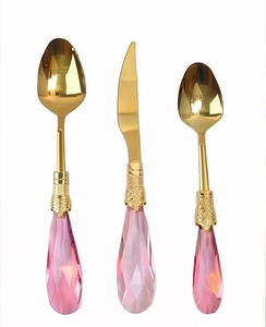 Ensemble de couverts élégants en or avec poignées en cristal rose, poli miroir, passe au lave-vaisselle, pour mariage et usage quotidien. - Product Image 1