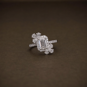 Anillo de compromiso con halo floral de diamantes de corte esmeralda en oro blanco, inspirado en flores, con banda pavé, estilo vintage, joyería fina. - Product Image 1