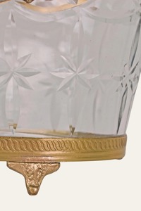 Elegante tazón decorativo de vidrio y metal dorado, ideal para servir bocadillos y como centro de mesa, hecho a mano en India. - Product Image 4