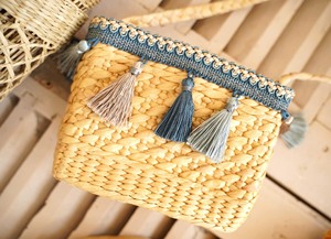 Sac fourre-tout cylindrique en paille de jacinthe d'eau imprimé et durable |   Sac à main artisanal tissé léger pour l'été, avec poignée robuste, pour un usage unisexe - Product Image 5