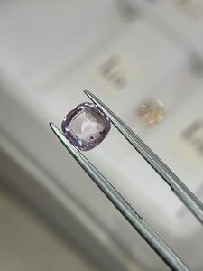 พลอยแซฟไฟร์สีชมพูธรรมชาติ ไม่ผ่านความร้อน 2.13 กะรัต รูปทรงคุชชั่น แบบหลวม สำหรับขายส่ง พลอยเจียระไนคุณภาพสูง สำหรับทำเครื่องประดับ ซีลอน พร้อมสีสันเปลี่ยนแปลง - Product Image 3