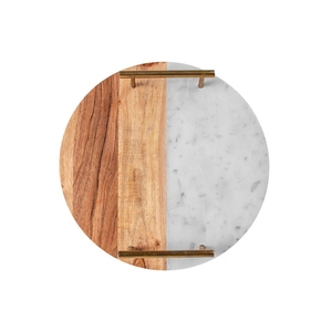 Magnifique plateau de service rond alliant bois naturel et marbre blanc, avec élégantes poignées en métal doré au design moderne, pour servir les aliments. - Product Image 3