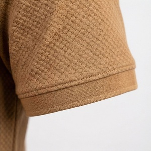 Polo à manches courtes pour homme en camel, 100% polyester, tricoté, respirant, design uni, coupe classique, poche avant - Product Image 6