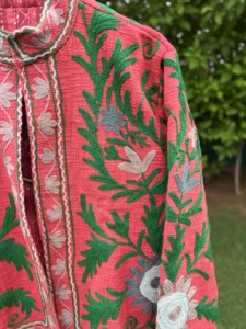 Chaqueta de Bordado Heritage Luxe TNT para Mujer |   Ropa Exterior de Diseño Floral de Algodón Hecha a Mano - Product Image 3