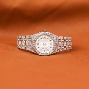 Montre de luxe entièrement pavée de moissanite argentée, couleur E, taille brillant rond, VS1, faite à la main, style hip-hop, montre-bracelet de luxe entièrement sertie de pierres. - Product Image 3