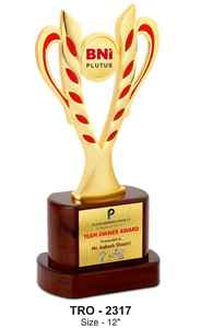 Trofeo estilo copa con acabado dorado y base de madera para reconocimiento de equipos, reuniones corporativas y apreciación de la liderazgo. - Product Image 2