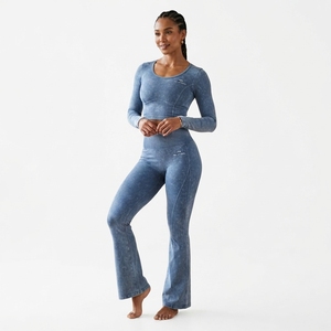 Ensemble de yoga pour femmes, haut court à manches longues bleu délavé, leggings évasés, vêtements de sport pour la gym, la remise en forme et les entraînements - Product Image 1