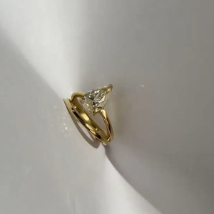 Anillo de Compromiso Solitario con Corte de Pera, Blanco Deslumbrante, Cultivado en Laboratorio, con Diseño Clásico de Una Sola Piedra en Oro Sólido - Product Image 1