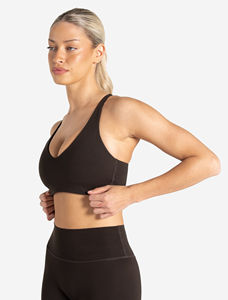 Sujetador deportivo negro de última moda con tirantes ajustables en la espalda, escote en forma de V, suave y de alto impacto, para mujeres adultas. - Product Image 2