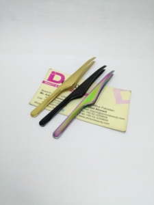 Pinzas para Cejas con Acabado de Plasma Personalizadas, Pinzas para Cejas con Punta Inclinada y Logotipo Personalizado, Pinzas de Alta Calidad para Depilar Pelo Encarnado - Product Image 2