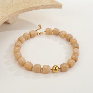 Atractivo collar de cuentas de resina con un diseño elegante, perfecto para regalar a seres queridos en cumpleaños y aniversarios. - Product Image 1