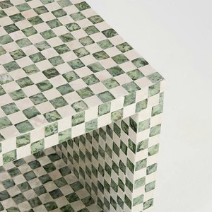 Table d'appoint Capiz du Vietnam avec un design en damier et une forme géométrique épurée avec un détail découpé - Product Image 3