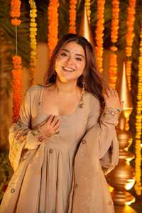 Traje de Gala Sharara con Dupatta de Seda Suave y Texturizada de 3/9 mm con Bordado Multicolor y Lentejuelas - Product Image 4