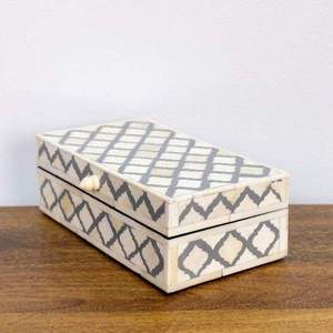 Caja de Joyería Marroquí de Madera Maciza con Cierre de Hebilla y Diseño Grabado, Organizador Rectangular - Product Image 1