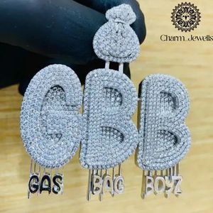จี้ตัวอักษร Charm_Jewells เงินแท้ 925 ประดับโมอิสซาไนต์ ชุบทอง ตัวเรือนแบบ Bezel Setting รับรองโดย IGI สไตล์ฮิปฮอป สำหรับทั้งชายและหญิง หรูหรา เหมาะสำหรับใส่ทุกวัน - Product Image 2