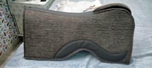 Tapis de selle western en cuir de vachette violet avec doublure polaire, coque en polycoton et rembourrage en laine pour une équitation confortable - Product Image 1