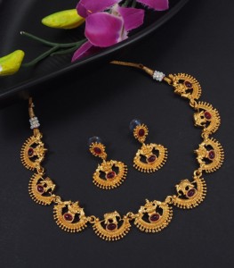 Ensemble collier élégant motif éléphant doré, serti de pierres rouge rubis, style ethnique traditionnel du sud de l'Inde, finition mate, avec boucles d'oreilles assorties - Product Image 1
