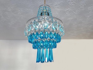 Lustre élégant en cristal bleu avec pendentifs en verre en forme de goutte d'eau - Product Image 3