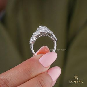 Anillo de declaración para mujer con diamante de laboratorio talla marquesa y halo, de oro macizo, con tres piedras y diamantes laterales de media luna y pera, estilo vintage - Product Image 5