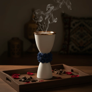Elegante Quemador de Incienso de Metal Blanco con Diseño de Reloj de Arena, Adornado con Rosas Azules y un Borde Dorado Pulido para un Ambiente Lujoso - Product Image 5