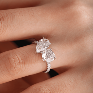 Bague Toi et Moi intemporelle en or blanc massif 14 carats avec diamant de laboratoire 4 carats certifié IGI pour femme, luxe, deux pierres en forme de poire et rondes pavées - Product Image 1