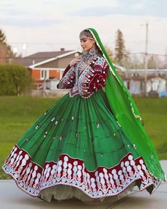 Magnifique robe plissée vert émeraude afghane avec veste brodée en velours bordeaux et foulard assorti en mousseline de soie - Product Image 1