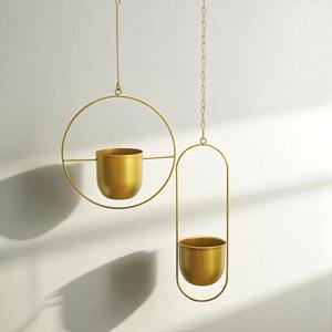 Jardinière suspendue en métal de style moderne, idéale pour une utilisation intérieure et extérieure, pour jardin, balcon, couloir et décoration intérieure, provenant d'Inde. - Product Image 1